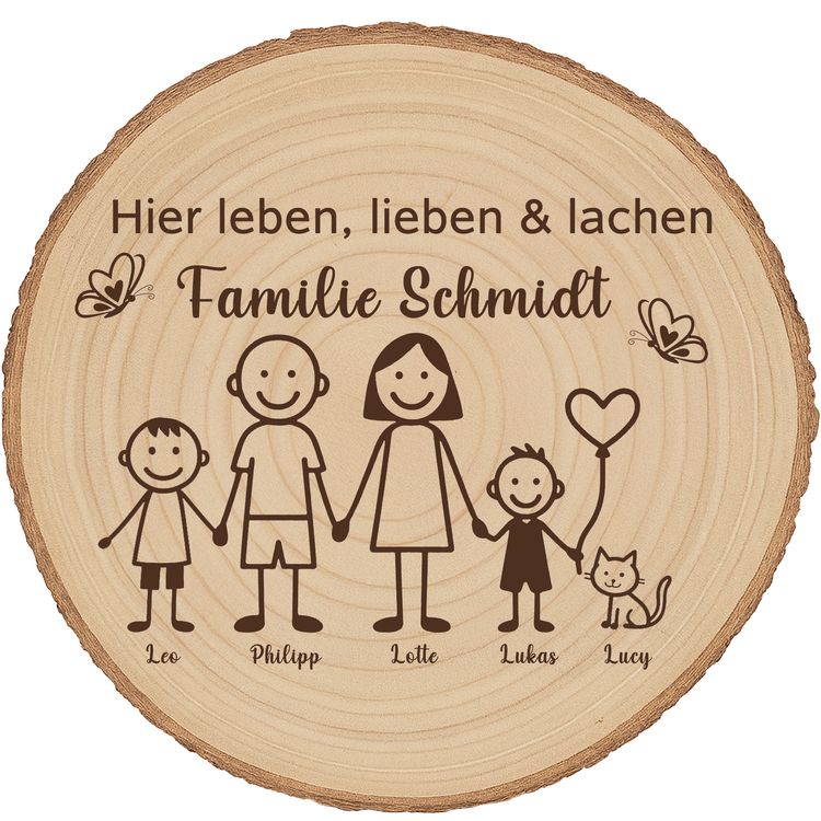 Personalisierte Holzscheibe mit Familienmotiv lehnt an einer Backsteinwand neben einer grünen Zimmerpflanze in einem natürlichen Wohnraumambiente.
