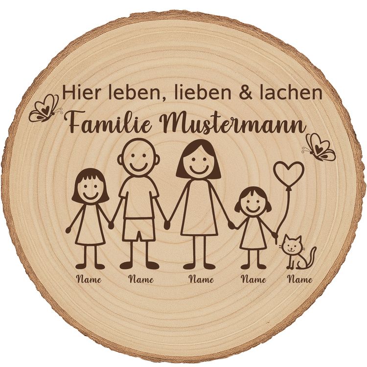 Personalisierte Holzscheibe mit Familienmotiv lehnt an einer Backsteinwand neben einer grünen Zimmerpflanze in einem natürlichen Wohnraumambiente.