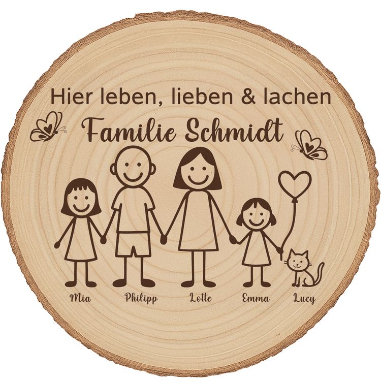 Personalisierte Holzscheibe mit Familienmotiv lehnt an einer Backsteinwand neben einer grünen Zimmerpflanze in einem natürlichen Wohnraumambiente.