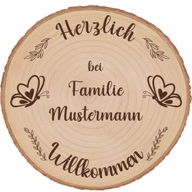 Personalisierte Baumscheibe aus Paulownia-Holz mit Gravur „Herzlich Willkommen bei Familie Mustermann“, Schmetterlings- und Rankenmotiv, Durchmesser 30 cm freigestellt auf weißem Hintergrund.