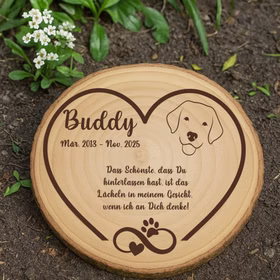 Personalisierte Baumscheibe 30 cm Gedenktafel an deinen Hund mit Gravur Andenken Holzscheibe mit Gravur Erinnerung bester Freund des Menschen Grabscheibe Trauerdekoration Deko Personalisierte Baumscheibe als Hundegedenktafel im Garten auf Erde mit kleinen Blumen.