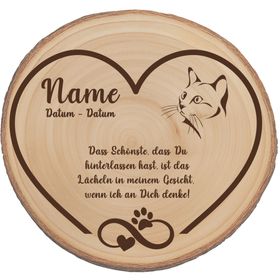 Katzengedenktafel aus Holz im Wohnzimmer mit Kerzen und gerahmtem Foto der Katze.