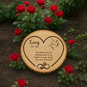 Katzengedenktafel aus Holz im Wohnzimmer mit Kerzen und gerahmtem Foto der Katze.