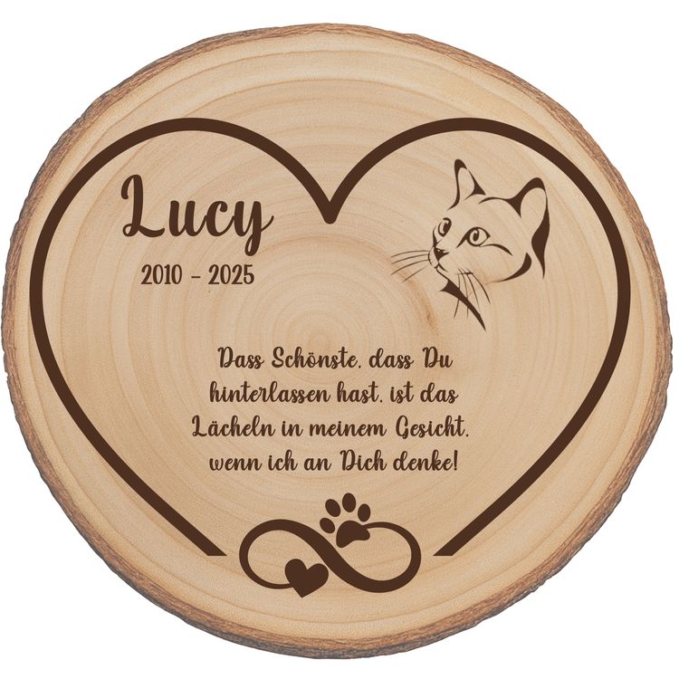Katzengedenktafel aus Holz im Wohnzimmer mit Kerzen und gerahmtem Foto der Katze.