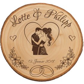 Personalisierte Holz-Baumscheibe als Hochzeitsgeschenk, dekoriert mit Kerzen, Rosen und Spitze auf einer festlichen Tischdekoration.