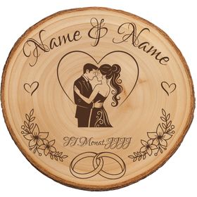 Personalisierte Holz-Baumscheibe als Hochzeitsgeschenk, dekoriert mit Kerzen, Rosen und Spitze auf einer festlichen Tischdekoration.