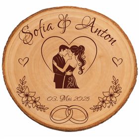 Personalisierte Baumscheibe mit Gravur „Sofia & Anton“ und Datum, dekoriert mit Kerzen, Rosen und Spitze in warmem Licht.