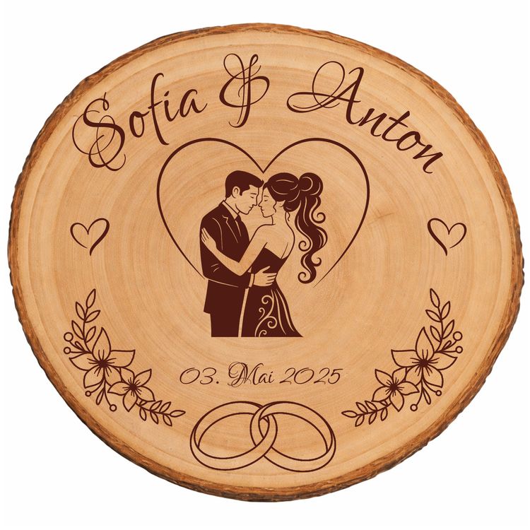 Personalisierte Baumscheibe mit Gravur „Sofia & Anton“ und Datum, dekoriert mit Kerzen, Rosen und Spitze in warmem Licht.