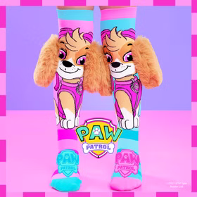 PAW-Patrol-Skye-Socken mit 3D-Plüschohren, präsentiert vor pink-blauem Hintergrund mit PAW-Patrol-Logo.