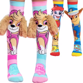 PAW-Patrol-Kniestrümpfe verschiedener Charaktere; im Vordergrund Skye-Socken mit 3D-Ohren, daneben Marshall- und Chase-Socken.