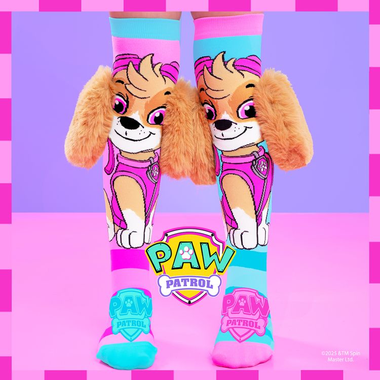PAW-Patrol-Skye-Kniestrümpfe in Pink und Türkis, getragen an Kinderbeinen, mit flauschigen 3D-Hundeohren an den Seiten.