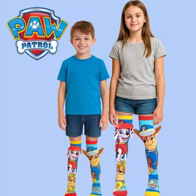 Lustige Paw Patrol Socken Chase & Marshall mit 3D-Ohren für Kinder & Erwachsene Kniestrümpfe Geschenkidee Kindersocken Socken für Erwachsene Spaßsocken Kostüm-Zubehör Hundesocken Zwei Kinder tragen PAW-Patrol-Kniestrümpfe mit Chase und Marshall, vor hellem Hintergrund und PAW-Patrol-Logo.