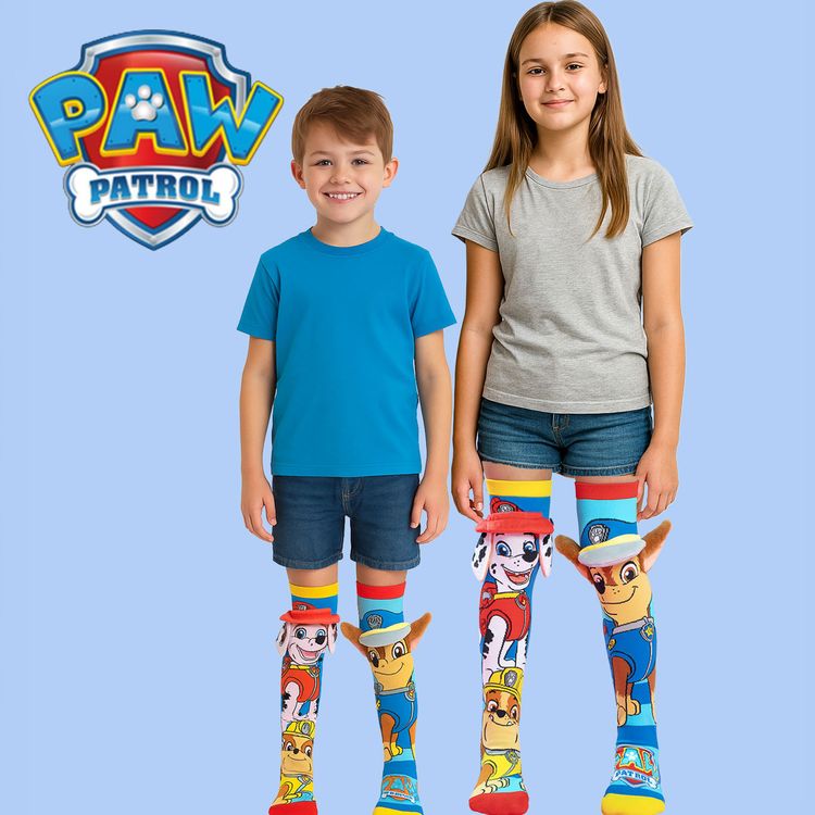 PAW-Patrol-Kniestrümpfe mit Chase und Marshall, getragen an Kinderbeinen, mit 3D-Helm- und Ohr-Applikationen aus Plüsch.