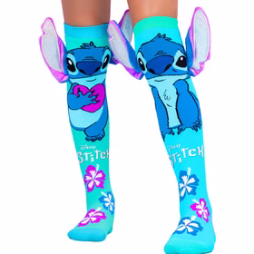 Beine mit türkisfarbenen Stitch-Socken, die große silber-lila 3D-Ohren besitzen. Auf den Kniestrümpfen ist Stitch mit Herz und Hibiskus-Blüten abgebildet.