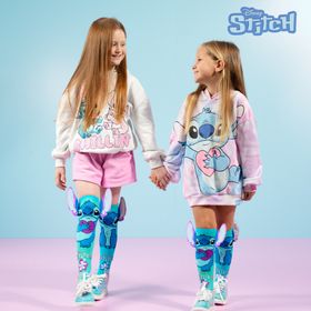 Beine mit türkisfarbenen Stitch-Socken, die große silber-lila 3D-Ohren besitzen. Auf den Kniestrümpfen ist Stitch mit Herz und Hibiskus-Blüten abgebildet.