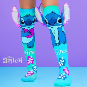 Beine mit türkisfarbenen Stitch-Socken, die große silber-lila 3D-Ohren besitzen. Auf den Kniestrümpfen ist Stitch mit Herz und Hibiskus-Blüten abgebildet.