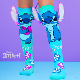 Model trägt türkisfarbene Disney-Stitch-Socken mit glitzernden 3D-Ohren vor lilafarbenem Hintergrund. Auf den Socken sind Stitch-Motive und bunte Blumen zu sehen.