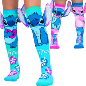 Beine mit türkisfarbenen Stitch-Socken, die große silber-lila 3D-Ohren besitzen. Auf den Kniestrümpfen ist Stitch mit Herz und Hibiskus-Blüten abgebildet.