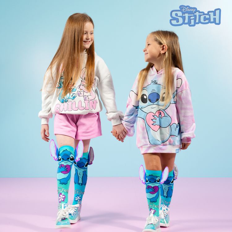Beine mit türkisfarbenen Stitch-Socken, die große silber-lila 3D-Ohren besitzen. Auf den Kniestrümpfen ist Stitch mit Herz und Hibiskus-Blüten abgebildet.