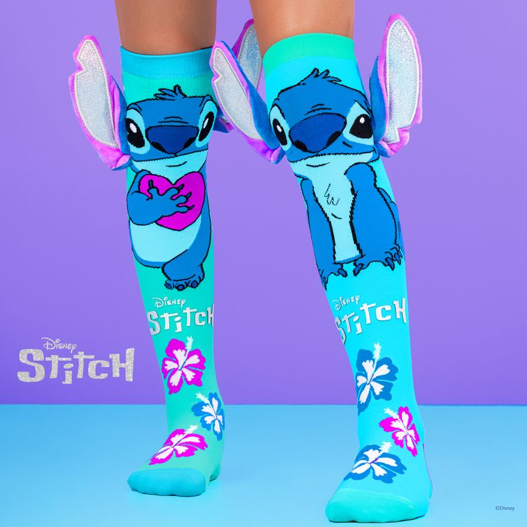 Beine mit türkisfarbenen Stitch-Socken, die große silber-lila 3D-Ohren besitzen. Auf den Kniestrümpfen ist Stitch mit Herz und Hibiskus-Blüten abgebildet.