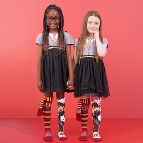 Lustige Harry Potter Socken Gryffindor mit 3D-Effekt für Kinder & Erwachsene Kniestrümpfe Geschenkidee Kindersocken Socken für Erwachsene Spaßsocken Kostüm-Zubehör Gryffindorsocken Harry Potter-Merch Zwei Kinder stehen vor rotem Hintergrund und tragen Harry-Potter-Socken mit 3D-Schal und 3D-Hedwig; beide halten sich an den Händen und tragen passende Hogwarts-Kostüme.