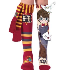 Zwei Beine tragen farbenfrohe Harry-Potter-Socken im Gryffindor-Design mit 3D-Schal und 3D-Eule Hedwig; linke Socke mit roten und goldenen Streifen, rechte Socke mit Comic-Harry und Hogwarts-Brief.