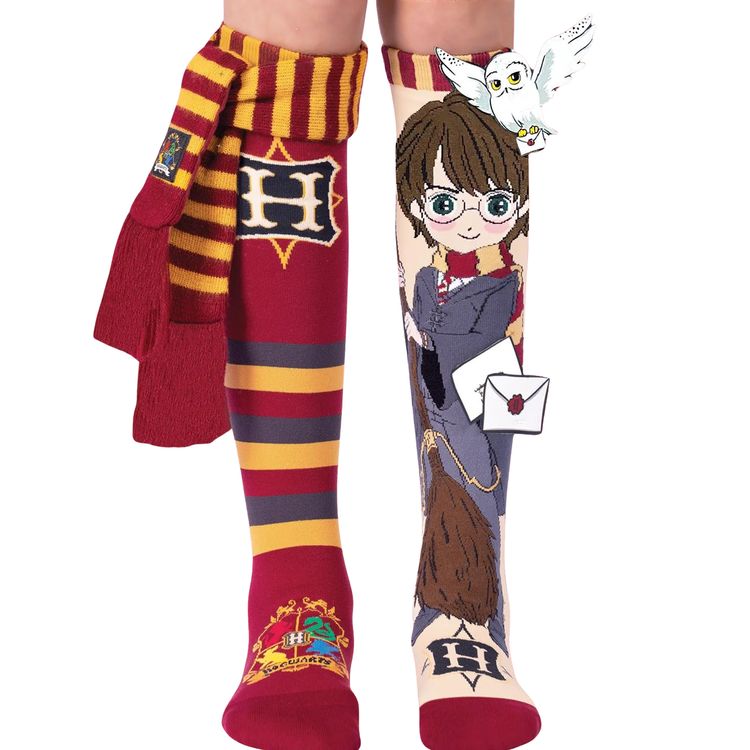 Zwei Beine tragen farbenfrohe Harry-Potter-Socken im Gryffindor-Design mit 3D-Schal und 3D-Eule Hedwig; linke Socke mit roten und goldenen Streifen, rechte Socke mit Comic-Harry und Hogwarts-Brief.