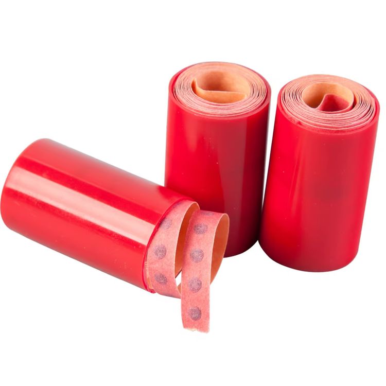 Verpackung der Wicke Euro Caps mit vier roten Rollen sowie drei zusätzliche abgewickelte Rollen mit sichtbaren Zündplättchen.