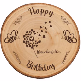 Baumscheibe 24 cm Happy Birthday Wunscherfüller Geldgeschenk Individuelles Geschenk DIY-Geschenkidee Geburtstag Holzscheibe Bastelbedarf Basteln Runde Baumscheibe aus naturbelassenem Holz mit Rinde, graviertem Schriftzug „Happy Birthday“ und Wunscherfüller-Motiv mit Pusteblume und Herzen, freigestellt auf weißem Hintergrund.