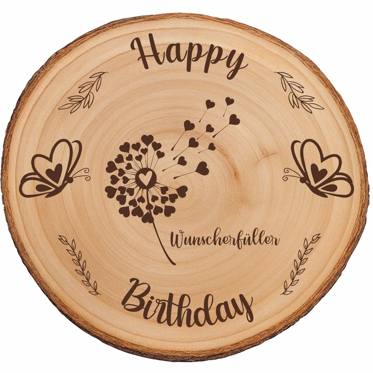 Baumscheibe 24 cm Happy Birthday Wunscherfüller Geldgeschenk Individuelles Geschenk DIY-Geschenkidee Geburtstag Holzscheibe Bastelbedarf Basteln Runde Baumscheibe aus naturbelassenem Holz mit Rinde, graviertem Schriftzug „Happy Birthday“ und Wunscherfüller-Motiv mit Pusteblume und Herzen, freigestellt auf weißem Hintergrund.