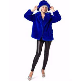 90er Retro Plüschjacke Blau mit Hut Vintage Party Kostüm für Damen Gr. S-XXXL Retro-Look Fasching Karneval Mottoparty Dame trägt royalblaue Plüschjacke im 90er-Retro-Look mit passendem Plüschhut, schwarze Hose und silberne Pumps vor weißem Hintergrund.