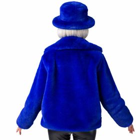 Dame trägt royalblaue Plüschjacke im 90er-Retro-Look mit passendem Plüschhut, schwarze Hose und silberne Pumps vor weißem Hintergrund.