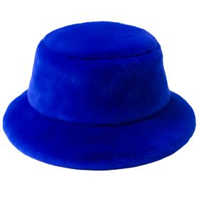 Dame trägt royalblaue Plüschjacke im 90er-Retro-Look mit passendem Plüschhut, schwarze Hose und silberne Pumps vor weißem Hintergrund.