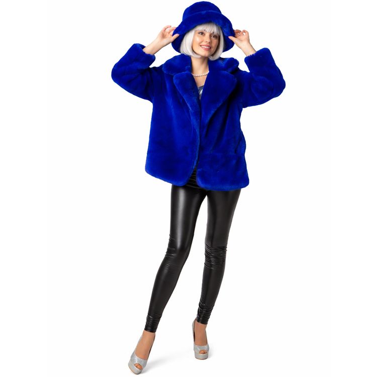 Dame trägt royalblaue Plüschjacke im 90er-Retro-Look mit passendem Plüschhut, schwarze Hose und silberne Pumps vor weißem Hintergrund.