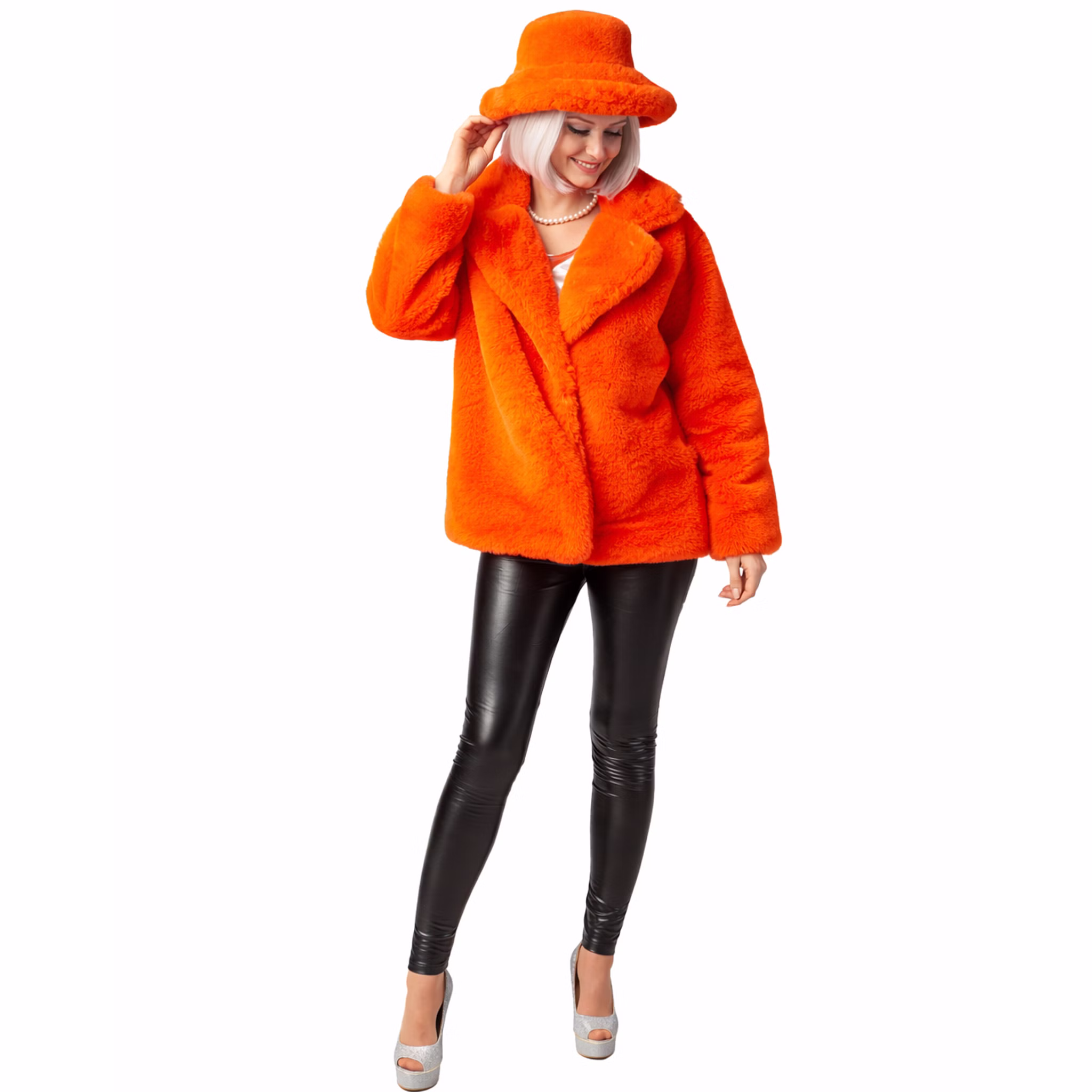 Frau trägt eine orangefarbene flauschige Plüschjacke mit passendem Plüschhut, schwarze Kunstlederhose und silberne High Heels, Frontalansicht auf weißem Hintergrund.
