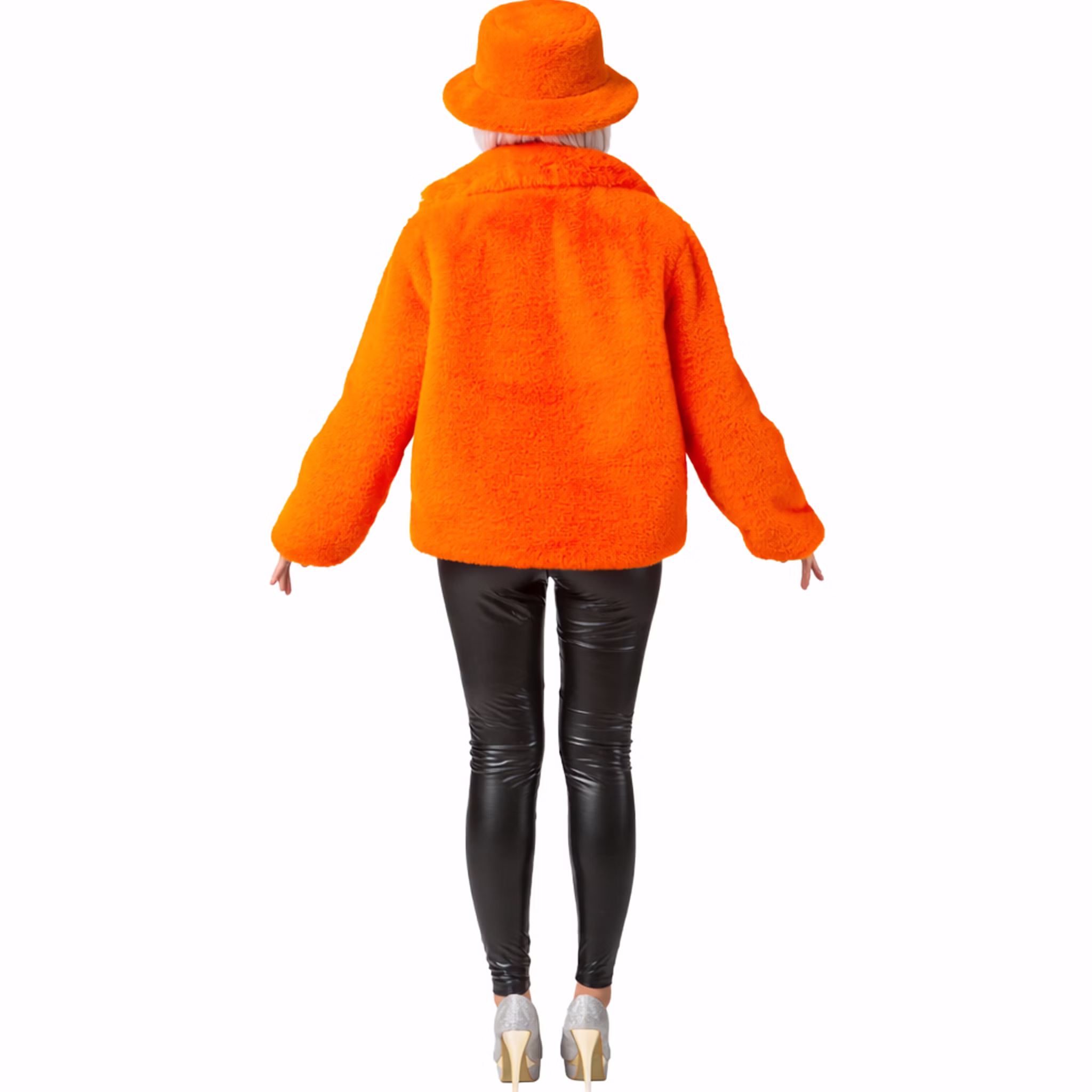 Rückansicht einer Frau in orangefarbener Plüschjacke und orangefarbenem Plüschhut, schwarze Kunstlederhose und hohe Schuhe, auf weißem Hintergrund.