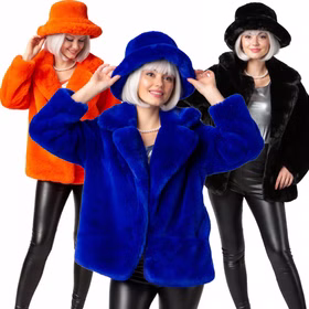 90er Retro Plüschjacke Orange mit Hut Vintage Party Kostüm für Damen Gr. S-XXXL Retro-Look Hippie 70er Jahre Fasching Karneval Mottoparty Drei Frauen tragen die Plüschjacke mit Hut in Orange, Blau und Schwarz, Vergleich der Farbvarianten auf weißem Hintergrund.