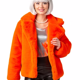 90er Retro Plüschjacke Orange mit Hut Vintage Party Kostüm für Damen Gr. S-XXXL Retro-Look Hippie 70er Jahre Fasching Karneval Mottoparty Detailaufnahme der orangefarbenen Plüschjacke mit breitem Reverskragen, flauschige Struktur und hochwertiger Stoff gut sichtbar, von vorne fotografiert.