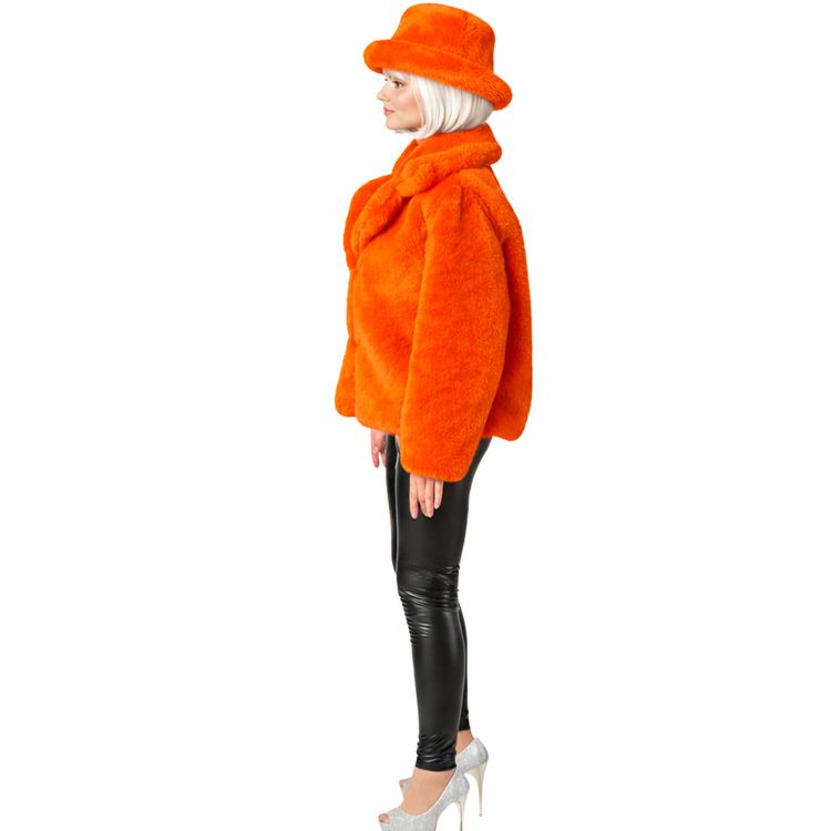90er Retro Plüschjacke Orange mit Hut Vintage Party Kostüm für Damen Frau trägt eine orangefarbene flauschige Plüschjacke mit passendem Plüschhut, schwarze Kunstlederhose und silberne High Heels, Frontalansicht auf weißem Hintergrund.