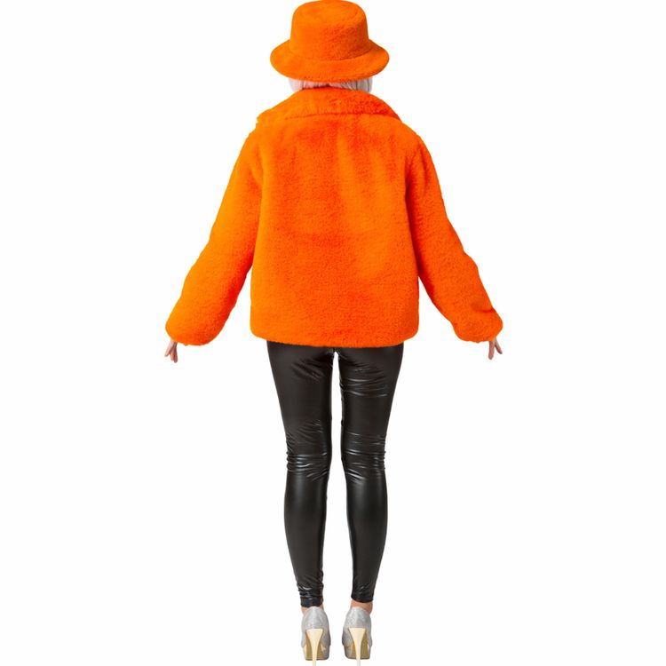 90er Retro Plüschjacke Orange mit Hut Vintage Party Kostüm für Damen Frau trägt eine orangefarbene flauschige Plüschjacke mit passendem Plüschhut, schwarze Kunstlederhose und silberne High Heels, Frontalansicht auf weißem Hintergrund.