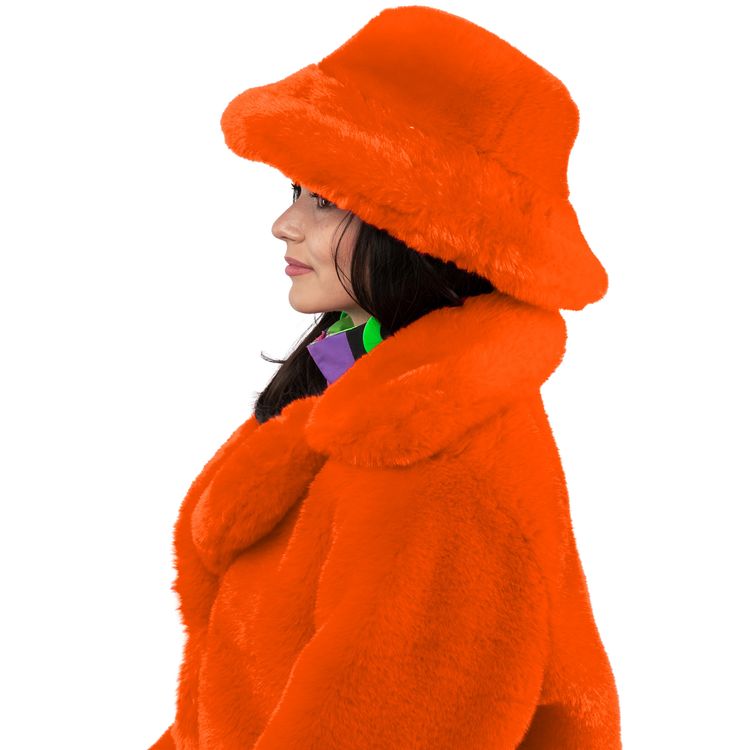 90er Retro Plüschjacke Orange mit Hut Vintage Party Kostüm für Damen Frau trägt eine orangefarbene flauschige Plüschjacke mit passendem Plüschhut, schwarze Kunstlederhose und silberne High Heels, Frontalansicht auf weißem Hintergrund.