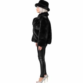 Dame trägt schwarze Plüschjacke und schwarzen Plüschhut im Vintage-Stil, kombiniert mit schwarzer Hose und silbernem Top.