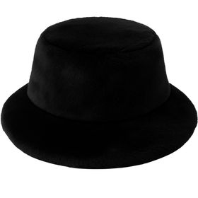 Dame trägt schwarze Plüschjacke und schwarzen Plüschhut im Vintage-Stil, kombiniert mit schwarzer Hose und silbernem Top.