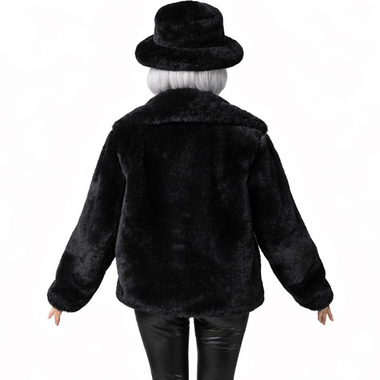 Dame trägt schwarze Plüschjacke und schwarzen Plüschhut im Vintage-Stil, kombiniert mit schwarzer Hose und silbernem Top.