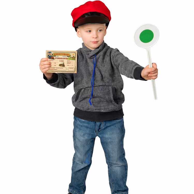 Spielticket Fahrkarte Kindereisenbahn Block 25 Blatt zum Ausfüllen für Kinder Block DIN A7 mit Leimbindung Kostüm-Zubehör Schaffner Eisenbahn Accessoire Rollenspiel Fasching Karneval Kindergeburtstag Mottoparty Ein Kind trägt eine rote Schaffnermütze und hält eine grüne Signalkelle sowie eine ausfüllbare Kinder-Fahrkarte der „Kindereisenbahn“ in den Händen, dargestellt vor weißem Hintergrund.