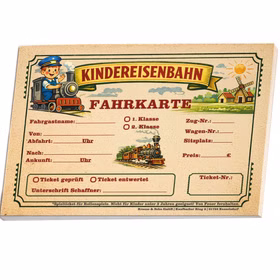 Schaffner Kostüm-Set Lukas Mütze mit Signalkelle & Fahrkartenblock für Kinder Kostüm-Zubehör Rollenspiel Fasching Karneval Mottoparty Kindergeburtstag Eisenbahn-Fan Detailansicht Kindereisenbahn Fahrkarte zum Ausfüllen mit Feldern für Name, Strecke, Klasse und Preis, nostalgisches Design.