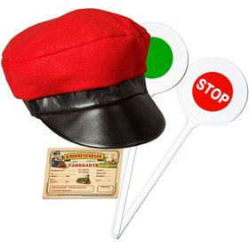 Kind mit roter Schaffnermütze hält grüne Signalkelle und Kindereisenbahn-Fahrkarte in der Hand.
