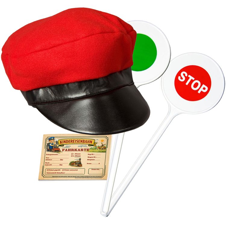 Kind mit roter Schaffnermütze hält grüne Signalkelle und Kindereisenbahn-Fahrkarte in der Hand.