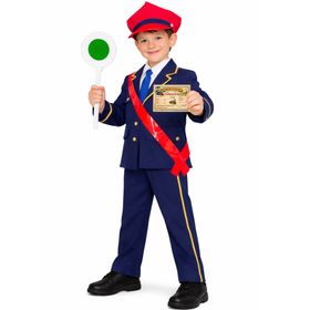 Ein lächelnder Junge im dunkelblauen Schaffnerkostüm mit roter Mütze hält in der linken Hand eine grüne Signalkelle und in der rechten Hand eine Spiel-Fahrkarte der Kindereisenbahn.