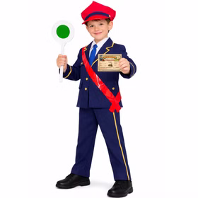 Ein lächelnder Junge im dunkelblauen Schaffnerkostüm mit roter Mütze hält in der linken Hand eine grüne Signalkelle und in der rechten Hand eine Spiel-Fahrkarte der Kindereisenbahn.